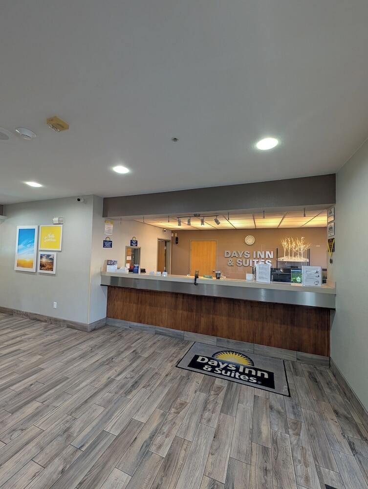 Picture of Days Inn & Suites by Wyndham Castle Rock