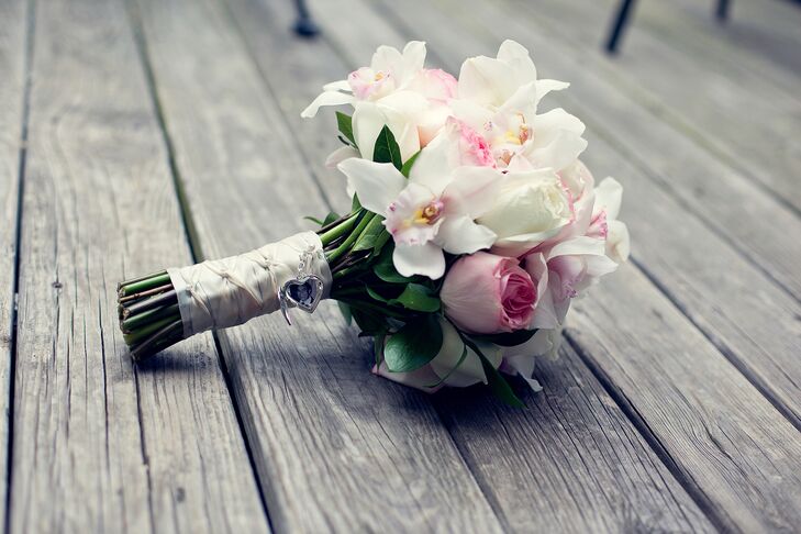 Natalie carried a bouquet with white lilies, white and pink orchids and white and pink roses.