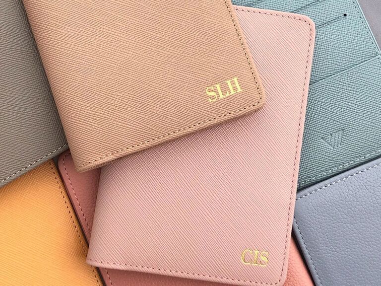 Изготовленные на заказ кожаные обложки для паспортов Etsy для практичного свадебного подарка родителям