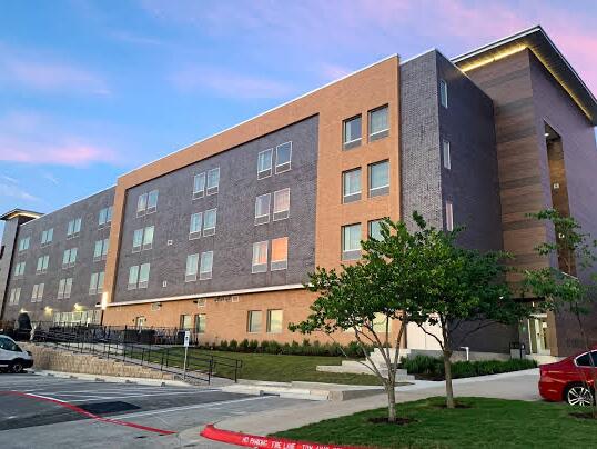 Picture of La Quinta Inn & Suites by Wyndham Lakeway 
