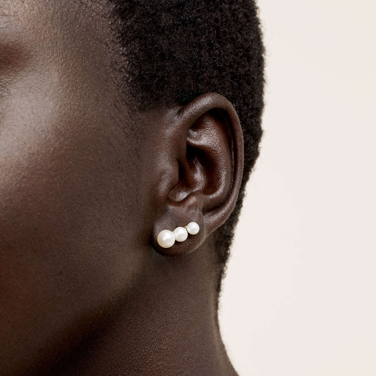 Pearl Climber Stud earrings by Mejuri 