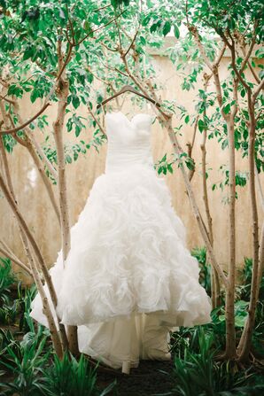 Romantic Strapless Monique Lhuillier Wedding Dress