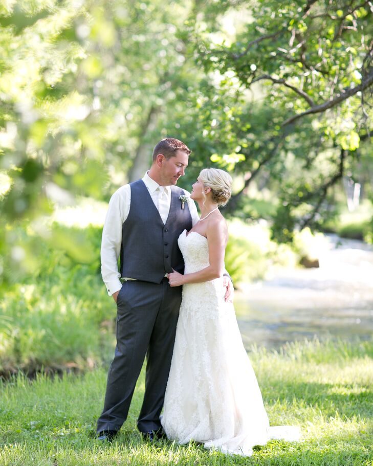 After getting engaged on the beach during a candlelit dinner in Puerto Vallarta, to-be-weds Kaylora (26) and Justin Thiry (26) quickly began planning 