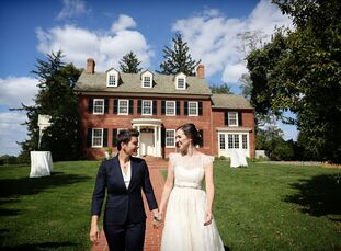 Jen and Roni searched for an outdoor venue that highlighted the fall season. When they came across Woodlawn Estate in Ridge, Maryland, Jen and Roni kn