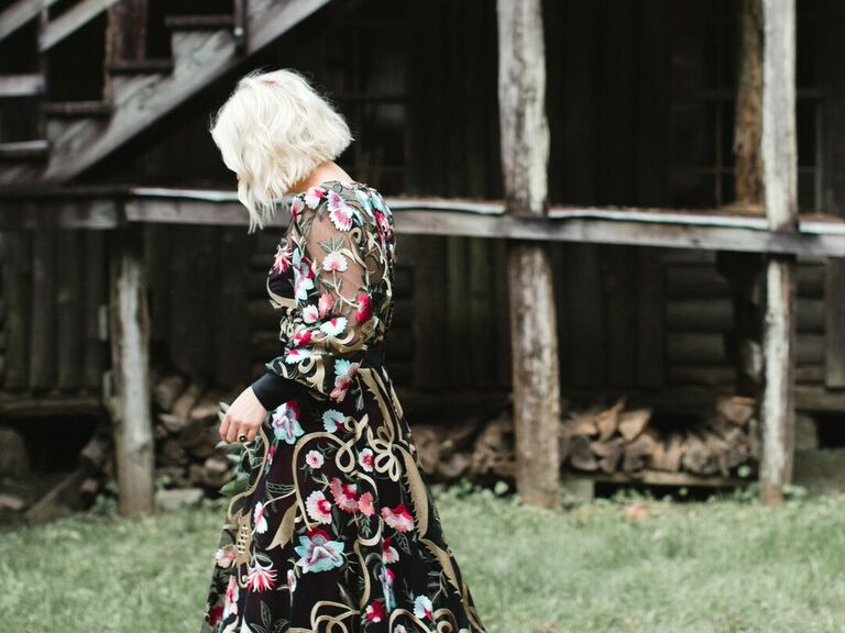 Bride wears her hair in a blunt blonde bob. 