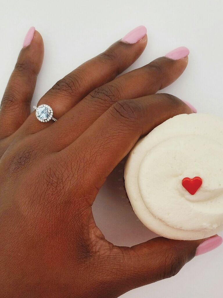 Engagment ring selfie idea with a cute cupcate