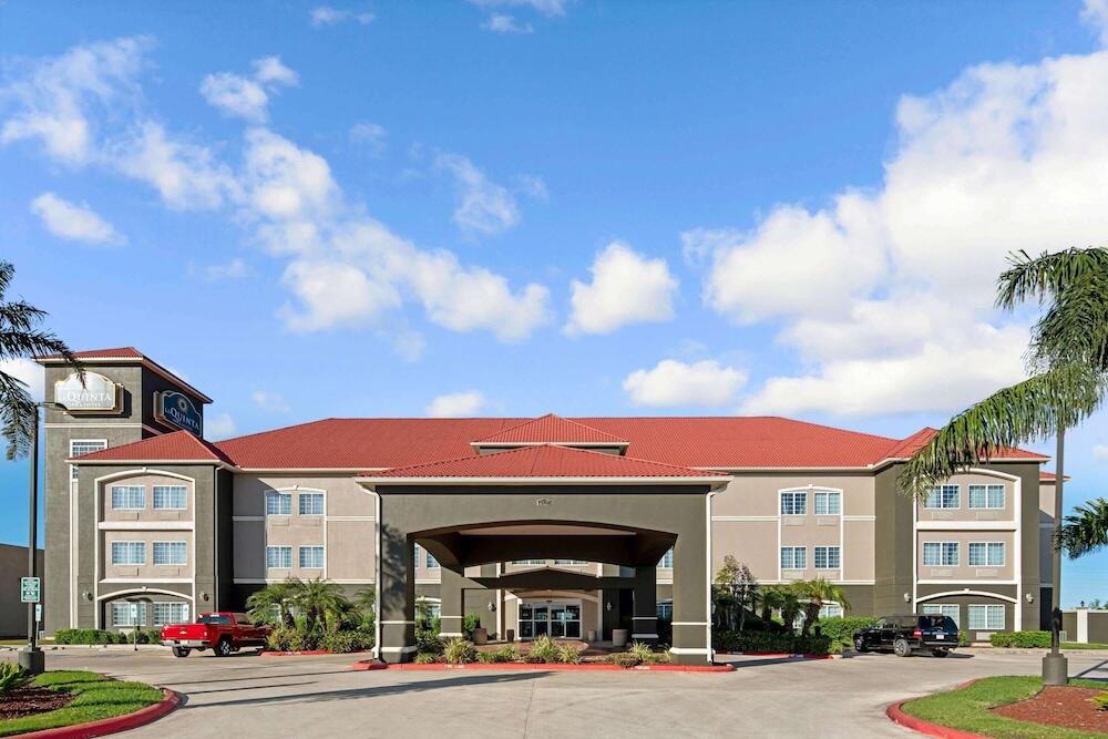 Picture of La Quinta Inn & Suites by Wyndham Mercedes Outlet Mall