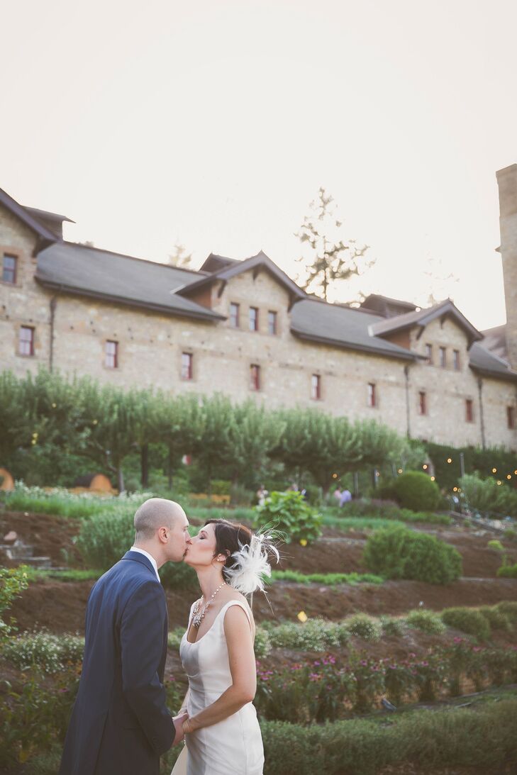 Holly Thomas (34, a Hospital Development Specialist) and Brent Jensen (35, a Pediatrician) wanted a small, simple and elegant wedding. They held their