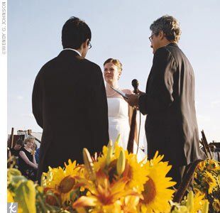 Set against a backdrop of the Manhattan skyline, Jessi and Cesar said I do on a Brooklyn rooftop at sunset.
