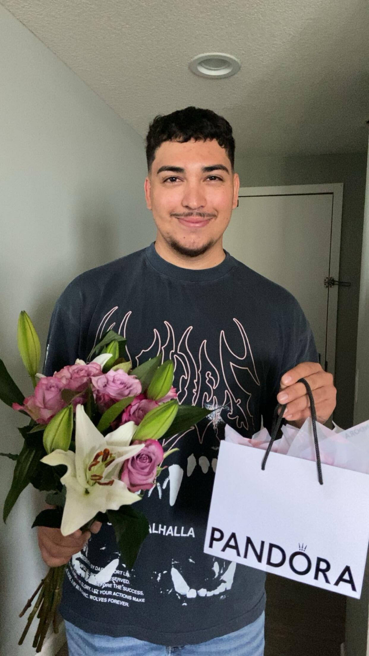 Adrian asked Jimena to be his girlfriend/ Adrian le pregunto a Jimena si queria ser su novia
