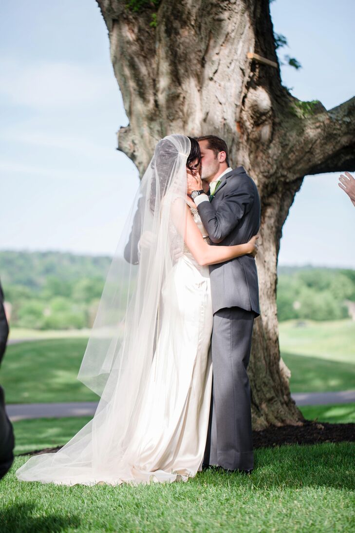 Jen picked out a medium-length white tulle veil made of (and trimmed with) rhinestones, which blended in well with her classic ivory wedding dress accented with rhinestones on the front.
