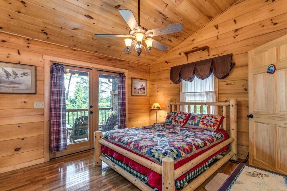 Picture of Dogwood Cabin Cozy Mountain Retreat Near Blue Ridge