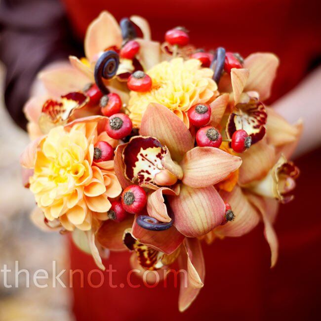 The fall-inspired bouquets of berries, dahlias and orchids matched Teresa’s.