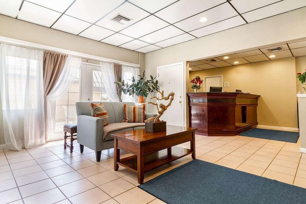 Picture of Auburn House Hotel