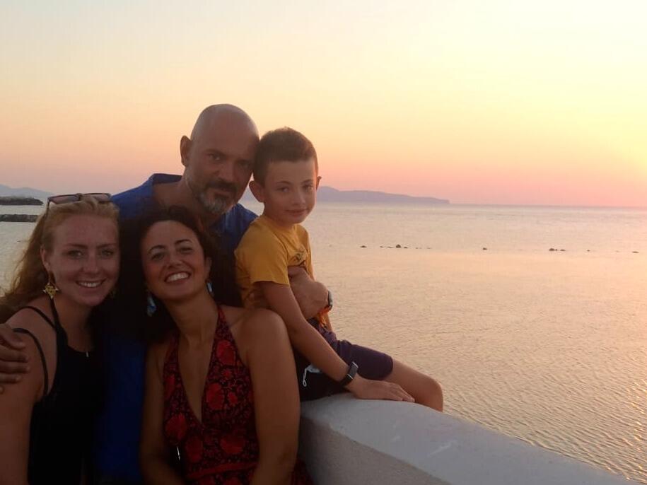 Antoine met Kate's "second family", the Crinos, in Sicily ! -  Antoine a rencontré la deuxième famille de Kate, les Crino, en Sicile !