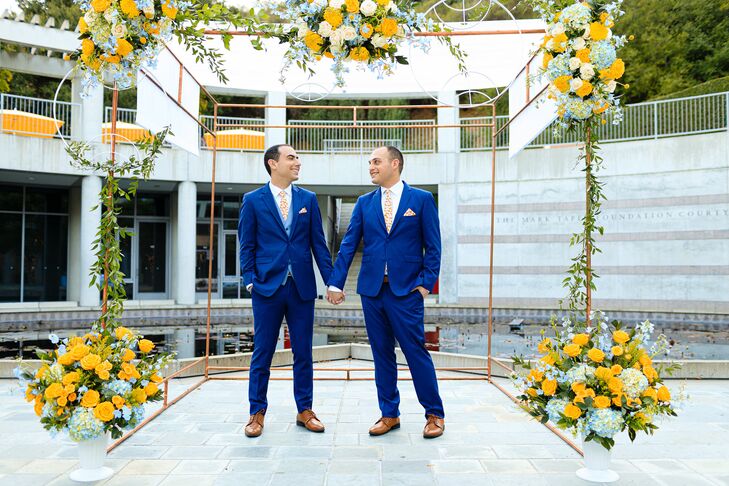 As collectors of Pan American World Airways (Pan Am) memorabilia, Joe Goldman and Adam Green hosted a wedding inspired by the airline. They included p