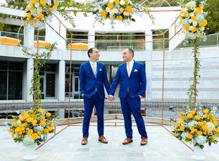As collectors of Pan American World Airways (Pan Am) memorabilia, Joe Goldman and Adam Green hosted a wedding inspired by the airline. They included p