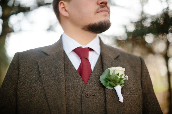 Oscar wore a three-piece tweed suit with a burgundy tie on his wedding day. The suit complemented the Wes Anderson theme because many of the director's movies are nostalgic and take place in the past circa 1950.