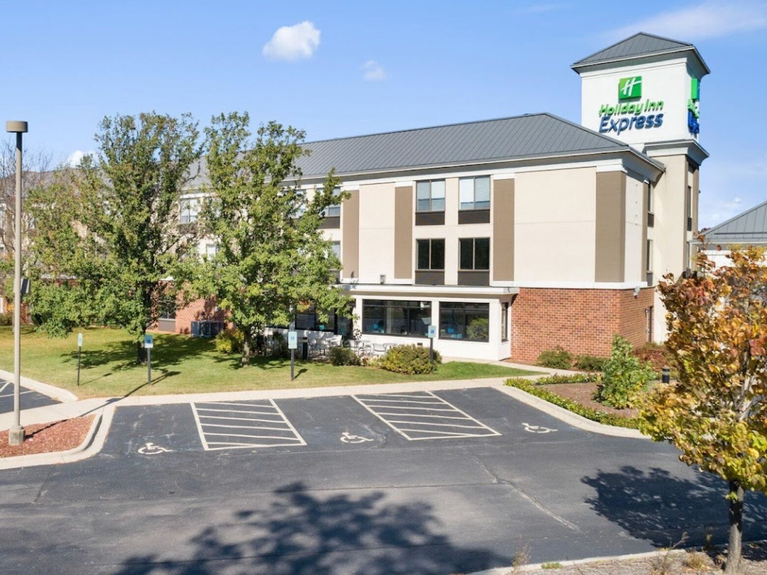 Picture of Holiday Inn Express & Suites Delafield
