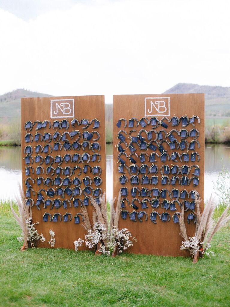 Horse shoe escort card display