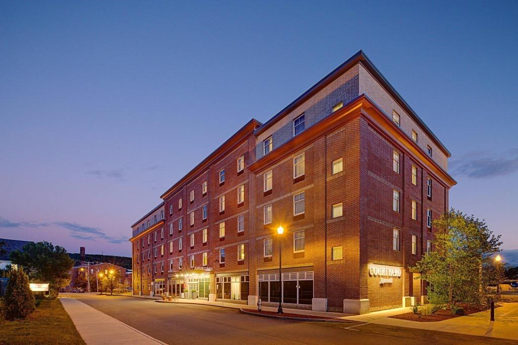 Picture of Courtyard Keene Downtown