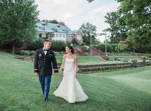 Alexandra Rice (26 and a speech-language pathologist) and Thomas Dalton (28 and a captain in the US Army) pulled of a classic summer affair with garde
