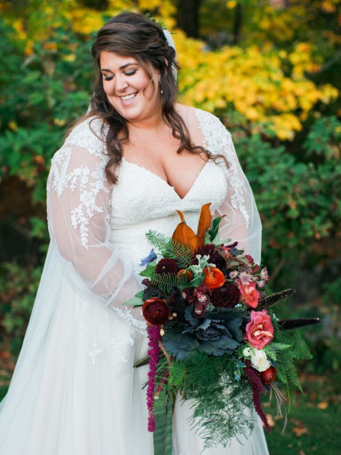 bride holding fall wedding bouquet