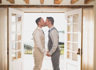 Kelly Bingham (33, a Restaurant and Guesthouse Owner) and Daniel Everson (31, a Musician & Producer) started off their relationship as pen pals, when 
