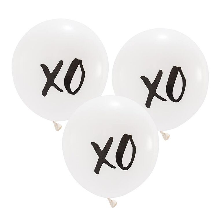 White bachelorette balloons that read "XO." 