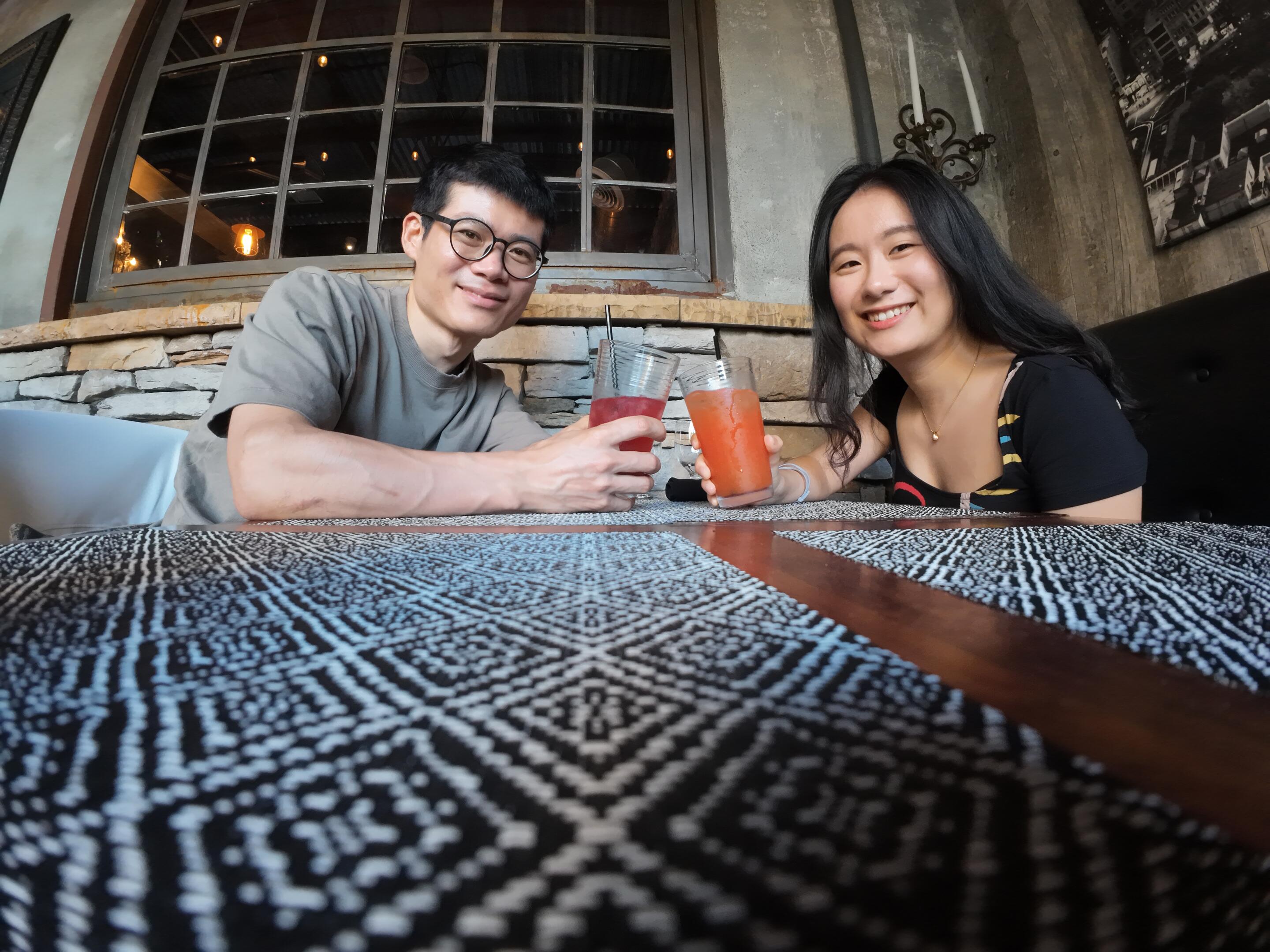第一次生日合影留念。
Our first birthday photo together.