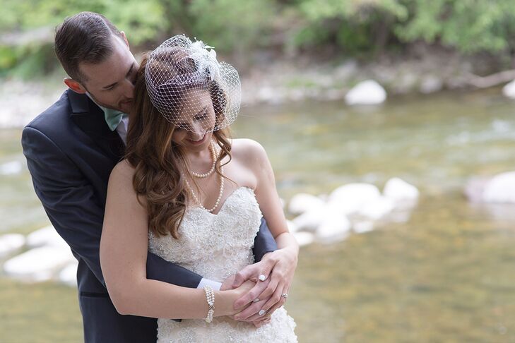 While Melissa opted for a classic mermaid-style wedding dress by Mori Lee with glam beaded embellishments, she went for a more vintage-inspired style for her accessories. A birdcage veil instantly introduced an air of retro glam to her bridal look, while a pearl bracelet and necklace added a note of timeless elegance.