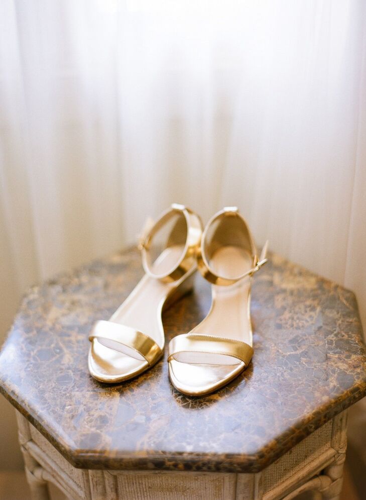 Gold wedge sandals were glam, yet comfortable, and perfect for an outdoor celebration.