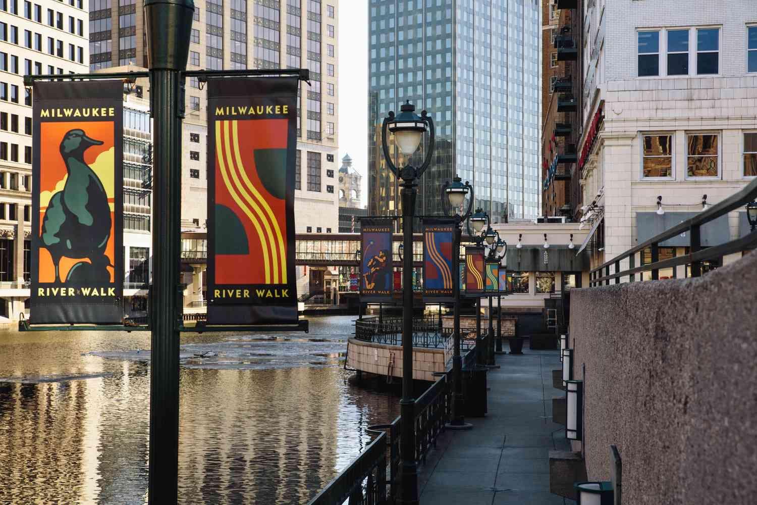 Picture of Milwaukee RiverWalk | West