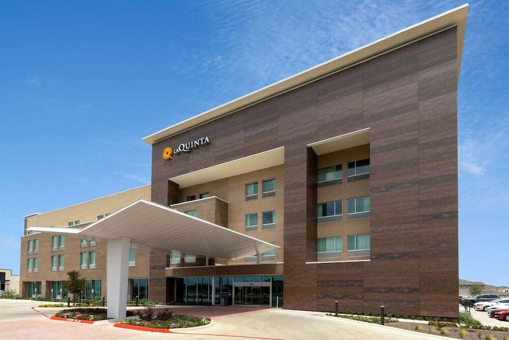 Picture of La Quinta Inn & Suites by Wyndham Round Rock near Kalahari