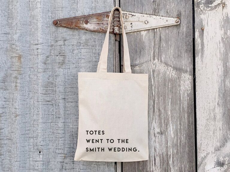 Простая холщовая большая сумка с надписью Totes Went to the Smith Wedding.