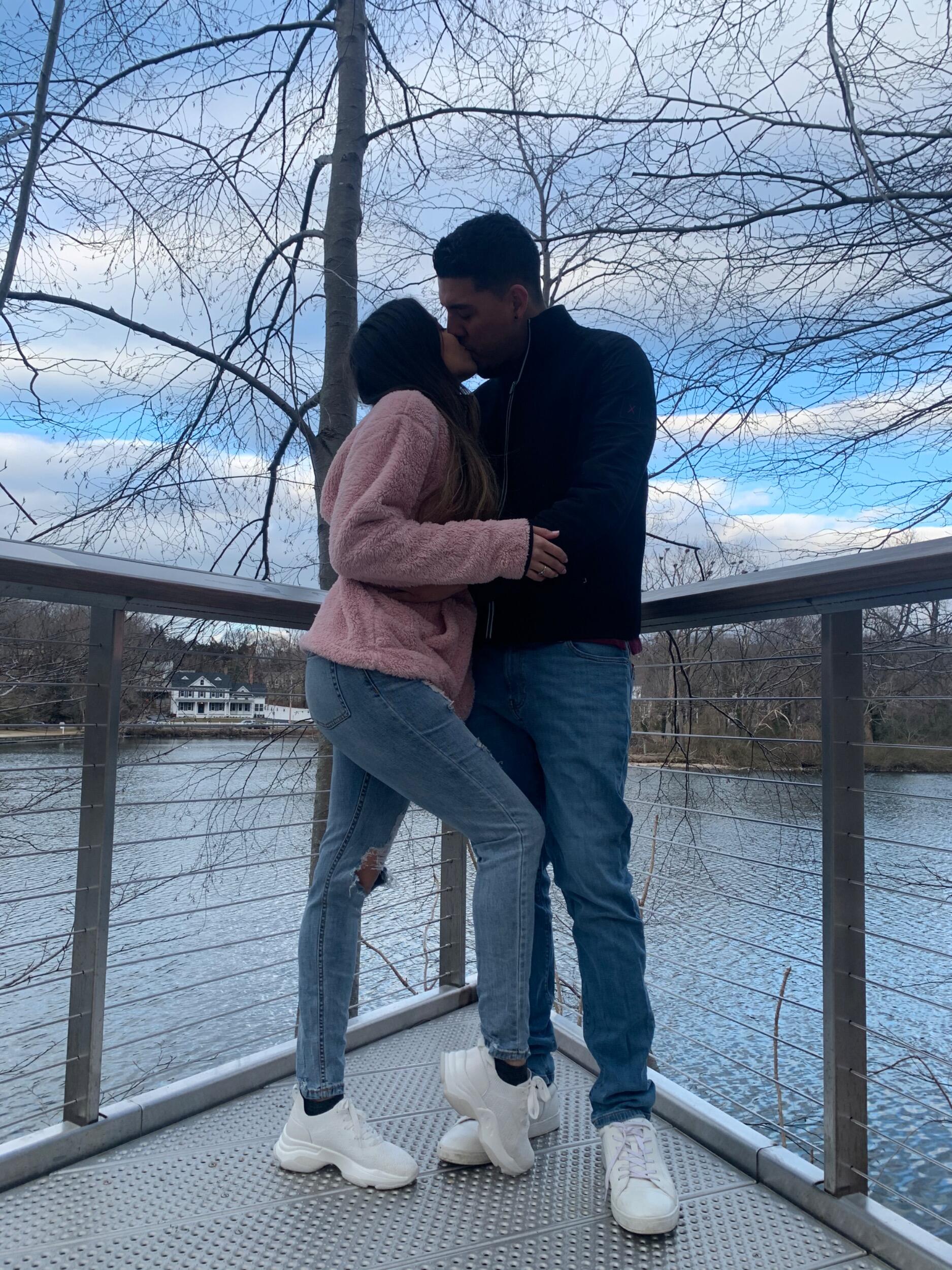 We knew we wanted to marry each other but wanted to focus on our careers first!
¡Sabíamos que queríamos casarnos pero queríamos concentranos primero en nuestras carreras!