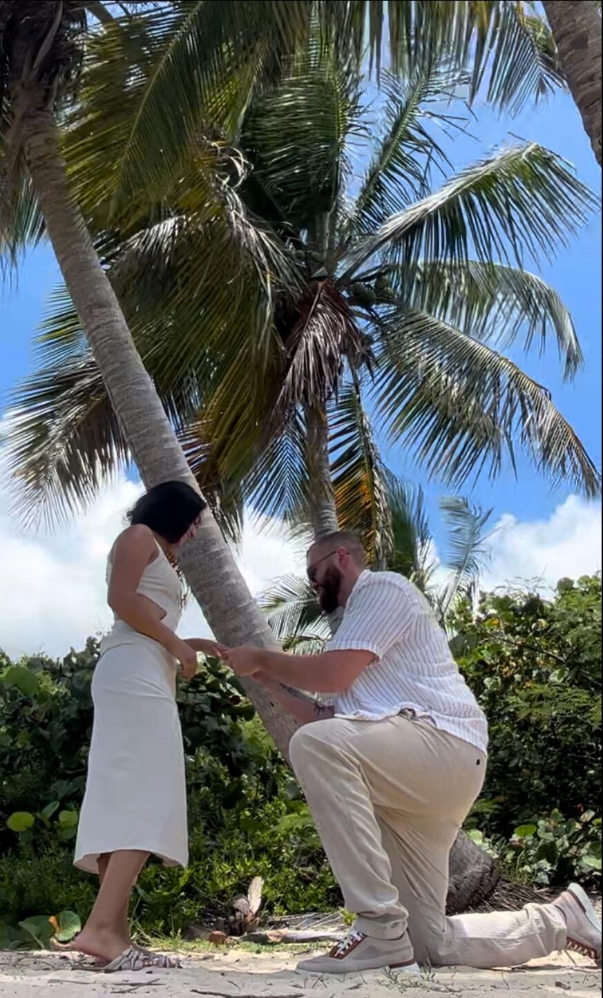 Nick asks Paola to Marry Him on Vieques Island/Nick Le Pregunta a Paola Por Su Mano En Matrimonio en Vieques 