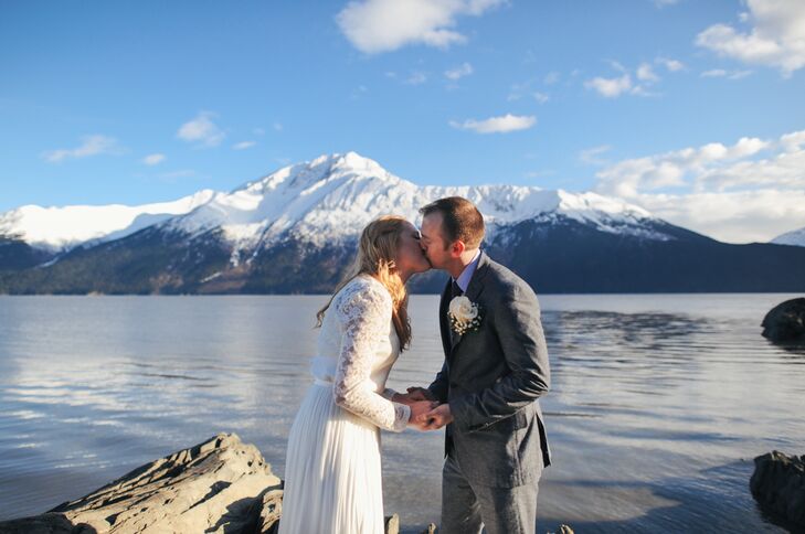 Clif wore a white rose and baby’s breath on his lapel for his boutonniere. They loved how the white flowers complemented their gorgeous location.
