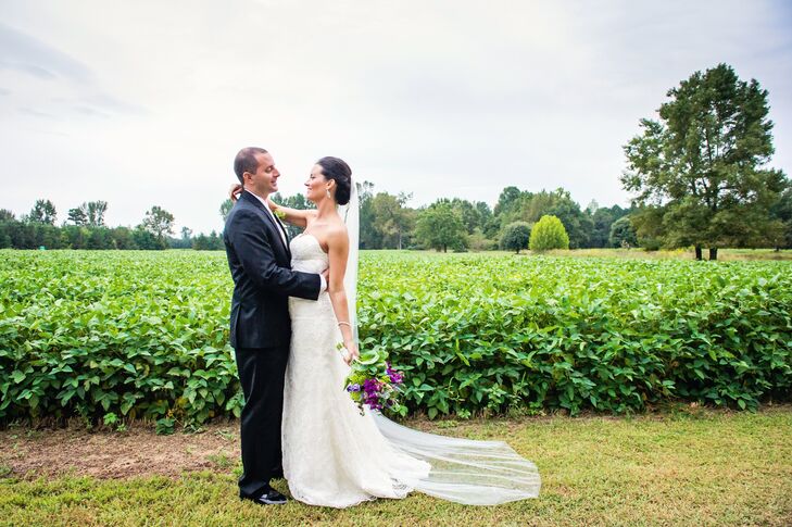 Amy and Jes celebrated their nuptials in an outdoor event at Orange Hill Plantation in South Carolina. The couple's affair was both elegant and rustic