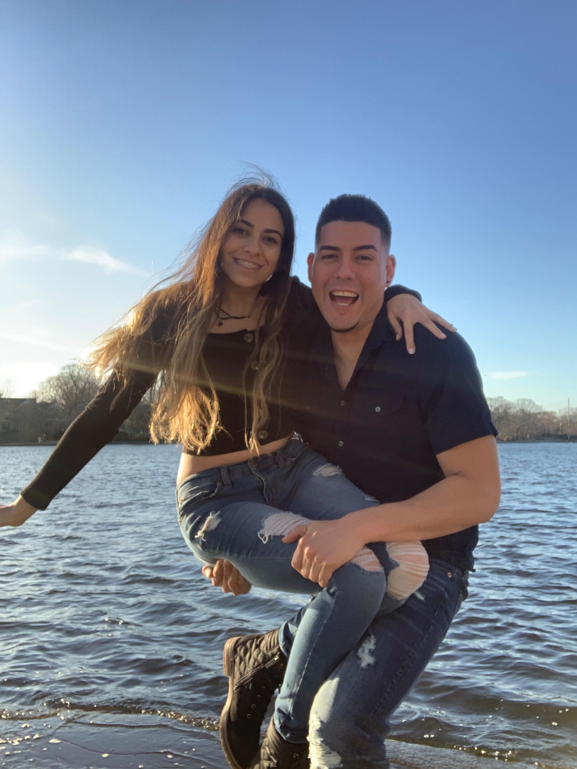 After some years of school, we both finally graduated! Después de algunos años de escuela, ¡finalmente ambos nos graduamos!