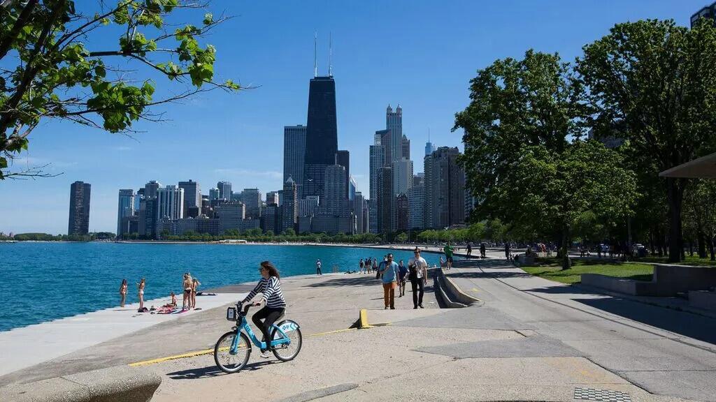 Picture of Bike or walk along the lakefront