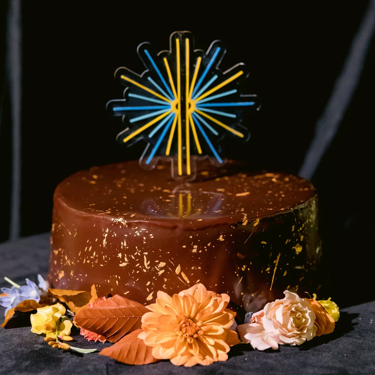 Architectural wedding cake with flowers