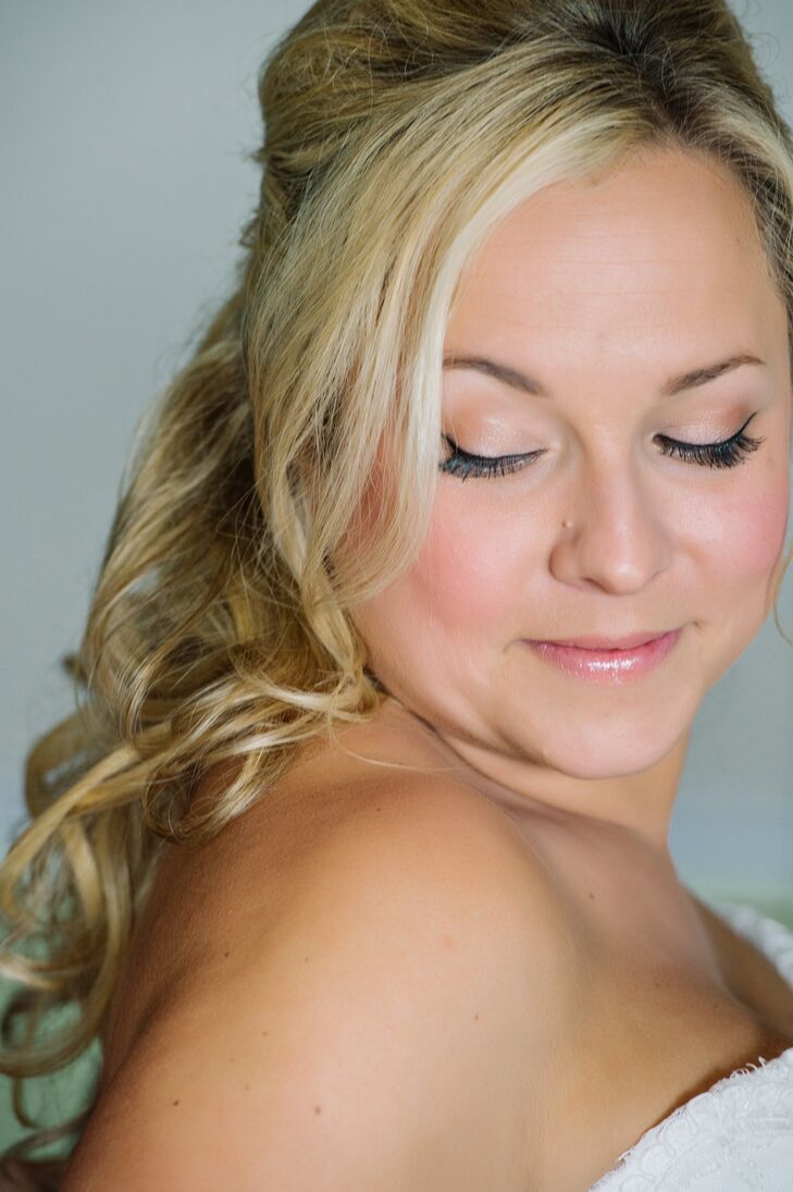 Lona wore her hair half up in loose waves with natural-looking makeup for the ceremony, but pulled her hair up and added a smoky eye for the reception.