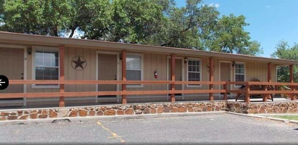 Picture of Maven's Inn & Grill