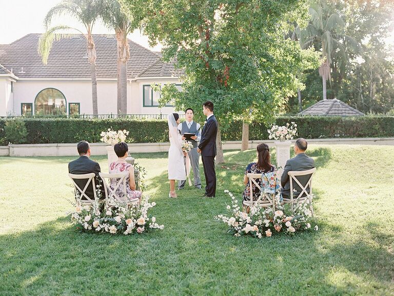 Backyard small wedding ceremony idea. 