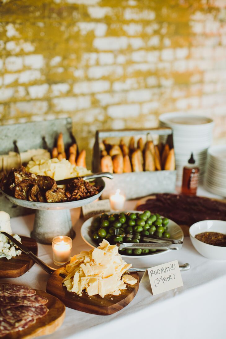 Fig & Pig catered the event, wowing guests’ taste buds with an inspired spread bites and dishes. Passed appetizers such as mini fish tacos, mini chicken and waffles with bacon gravy, bacon-wrapped dates and a spread of meats, cheeses and olives whetted guests’ appetites during cocktail hour, while dinner dishes such as heirloom tomatoes with striped bass and skirt steak with fish sauce were home runs.