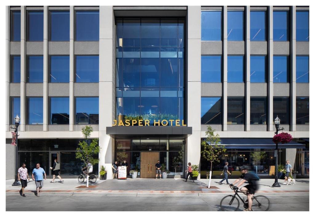 Picture of Jasper Hotel