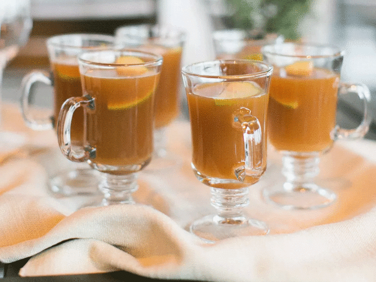 A hot apple cider winter wedding cocktail.