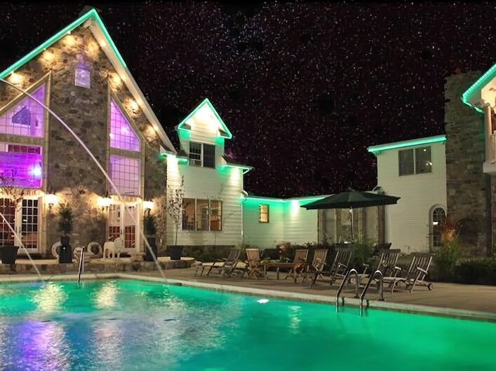 Picture of There is a pool and hot tub on site!