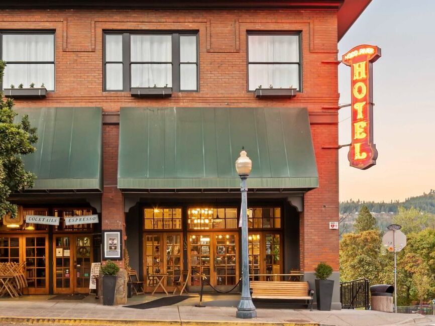 Picture of Hood River Hotel